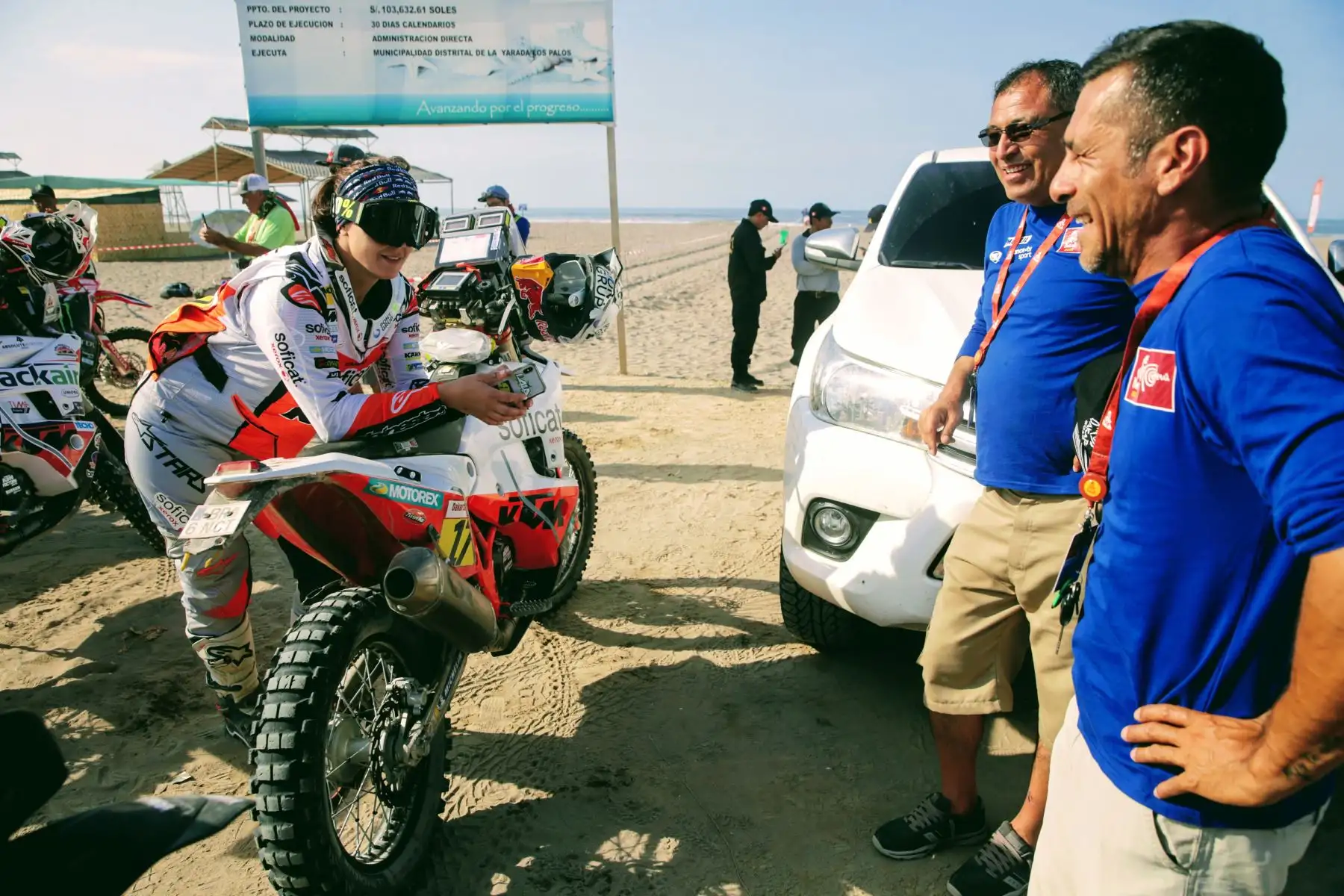 Quinta etapa del Dakar Tacna - Arequipa en partida simultánea frente a la playa Boca de Rio. Foto: ANDINA/Luis Iparraguirre