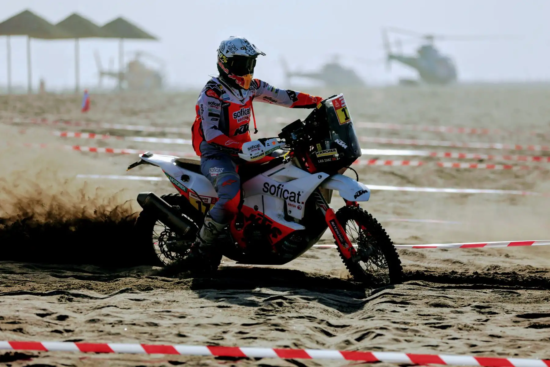 Quinta etapa del Dakar Tacna - Arequipa en partida simultánea frente a la playa Boca de Rio. Foto: ANDINA/Luis Iparraguirre