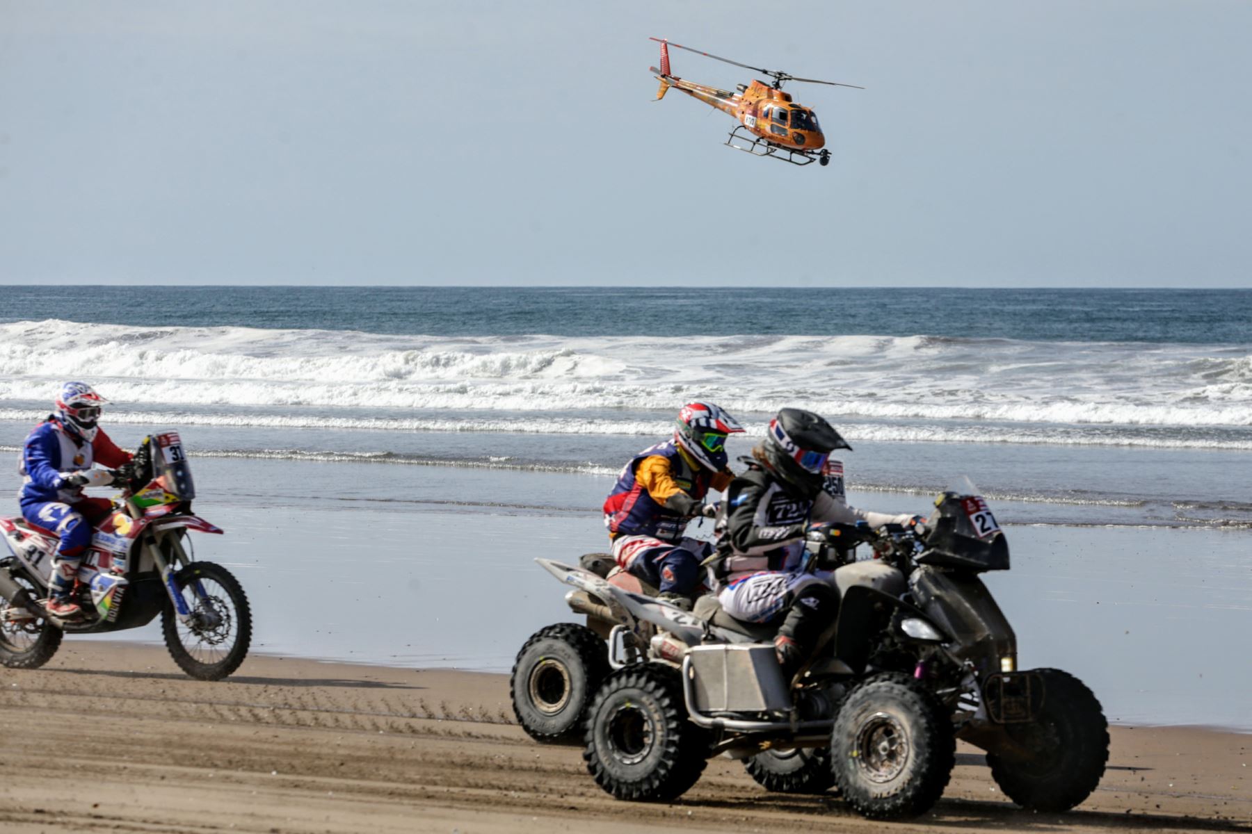 Quinta etapa del Dakar Tacna-Arequipa en partida simultánea frente a la playa Boca de Río. Foto: ANDINA/Luis Iparraguirre.
