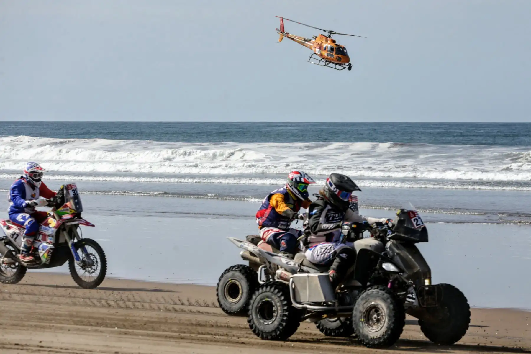 Quinta etapa del Dakar Tacna - Arequipa en partida simultánea frente a la playa Boca de Rio. Foto: ANDINA/Luis Iparraguirre