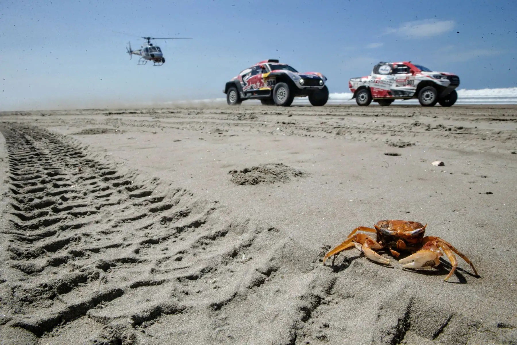 Quinta etapa del Dakar Tacna - Arequipa en partida simultánea frente a la playa Boca de Rio. Foto: ANDINA/Luis Iparraguirre