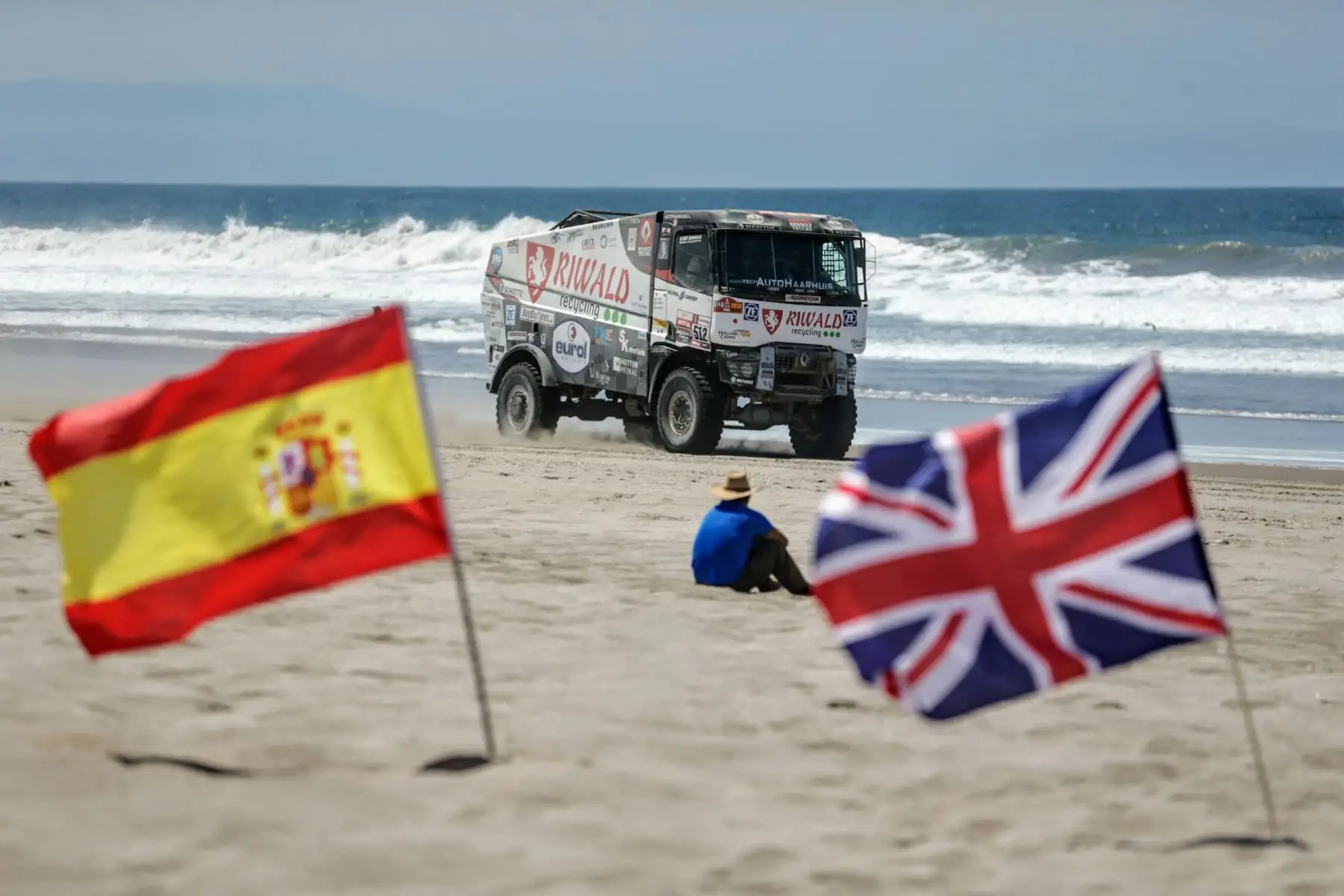 Quinta etapa del Dakar Tacna - Arequipa en partida simultánea frente a la playa Boca de Rio. Foto: ANDINA/Luis Iparraguirre