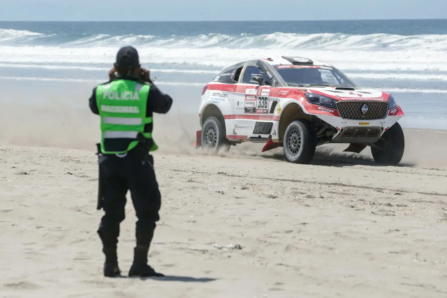 Quinta etapa del Dakar Tacna - Arequipa en partida simultánea frente a la playa Boca de Rio. Foto: ANDINA/Luis Iparraguirre