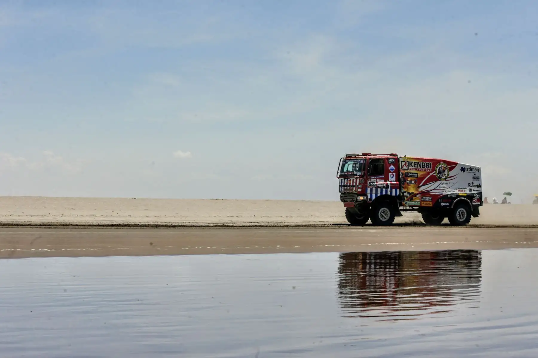 Quinta etapa del Dakar Tacna - Arequipa en partida simultánea frente a la playa Boca de Rio. Foto: ANDINA/Luis Iparraguirre