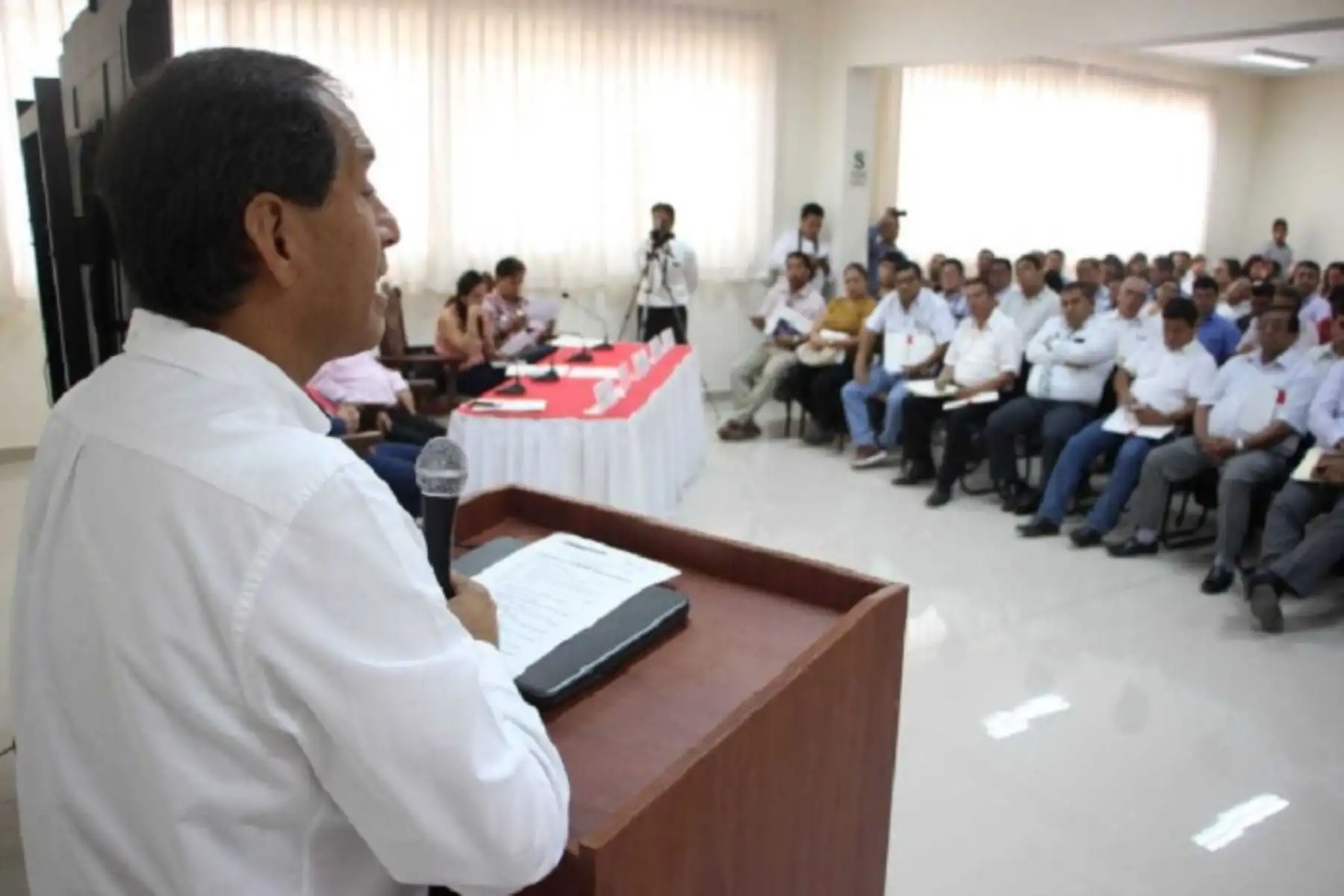 El director de la Autoridad para la Reconstrucción con Cambios (ARCC), Edgar Quispe Remón, se reunió en Piura con las autoridades del gobierno regional y los alcaldes provinciales y distritales para definir el plan de inversiones en la región para el presente año.