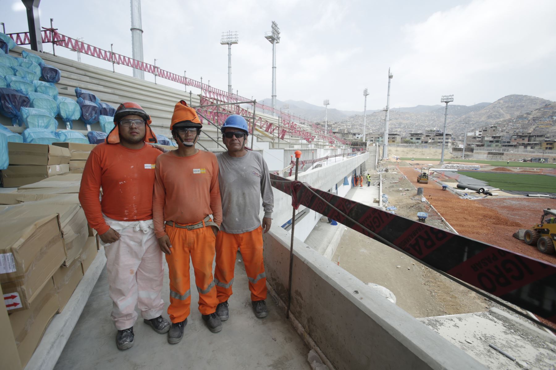 Tulio, Marcos y Jordán afirman que sus familias se sienten orgullosos de su trabajo. Foto: ANDINA/Nathalie Sayago