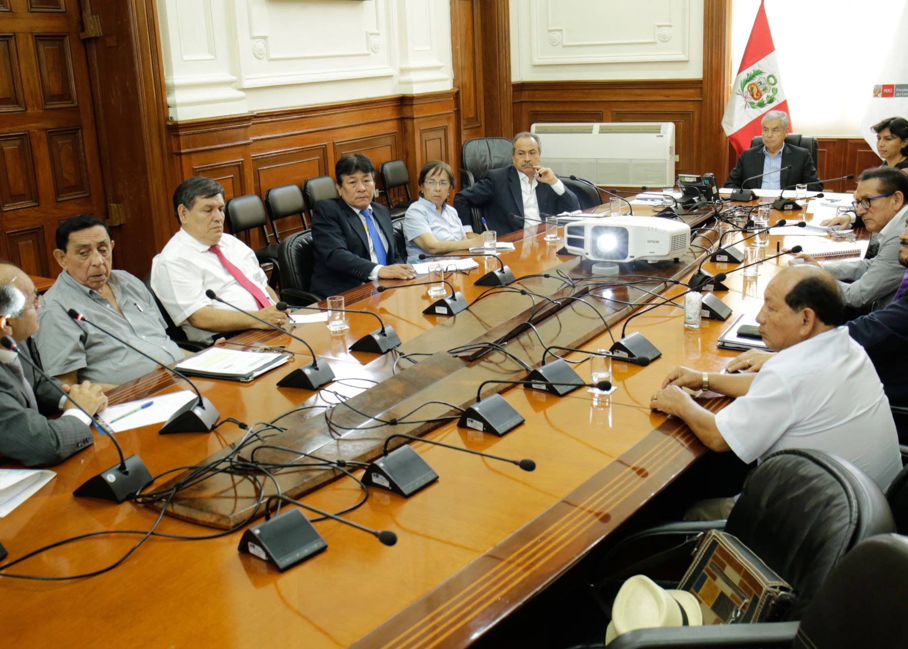 El presidente del Consejo de Ministros, César Villanueva, sostuvo hoy una reunión de trabajo con representantes de las centrales sindicales.