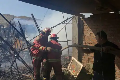 Quince familias perdieron sus viviendas debido a un incendio ocurrido esta madrugada en los asentamientos humanos El Terminal y San Julián, pertenecientes al distrito San Juan Bautista, ubicado en la provincia Maynas, departamento de Loreto, informó el Instituto Nacional de Defensa Civil. ANDINA/Difusión