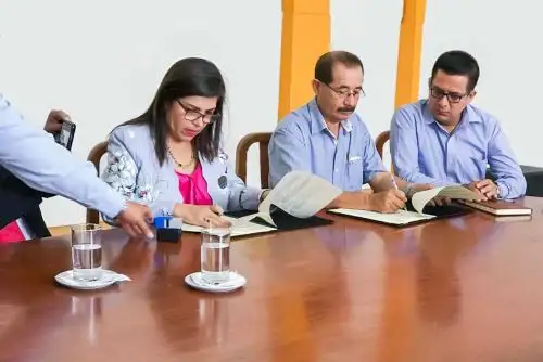 La superintendente nacional de Migraciones (e), Roxana del Águila Tuesta, y el gobernador regional de San Martín, Pedro Bogarín Vargas, suscriben convenio para capacitar a las nuevas autoridades en temas migratorios, de gestión de calidad y transformación digital; así como para fortalecer y ampliar los servicios migratorios en ese departamento.