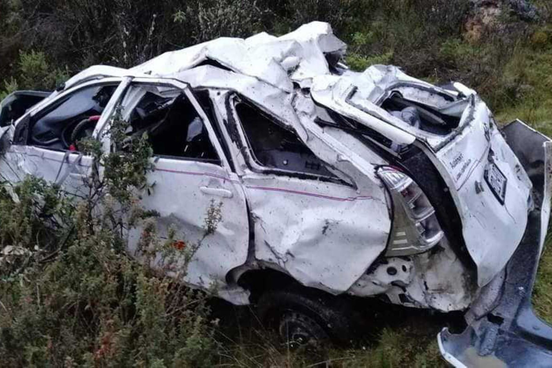 El despiste de una minivan en el distrito de San Marcos, provincia de Huari, región Áncash, provocó la muerte de tres personas y otras seis resultaron heridas, entre ellas tres menores de edad, informó la policía local.