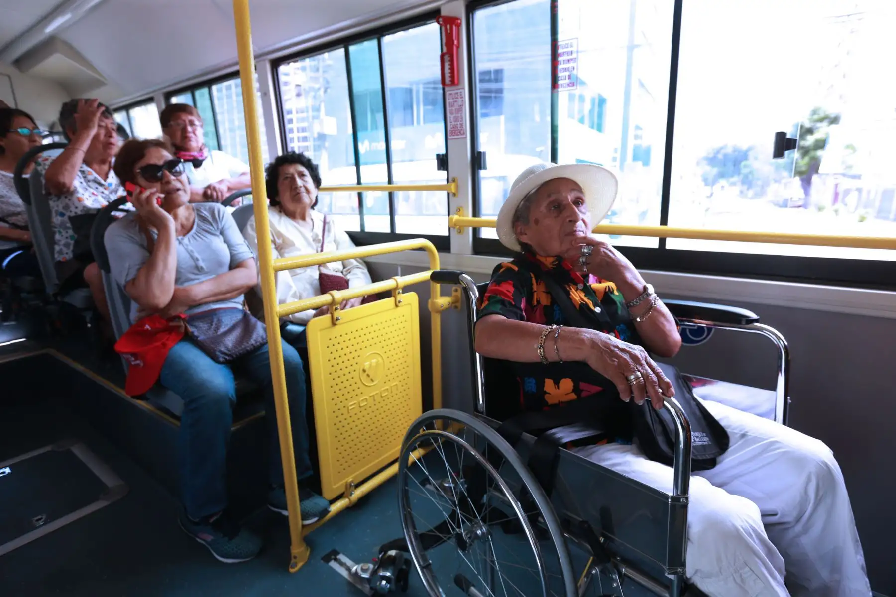 Luis Molina, alcalde de Miraflores, junto a adultos mayores beneficiarios del munibus que fue presentado hoy en dicho distrito. Foto: ANDINA/Norman Córdova