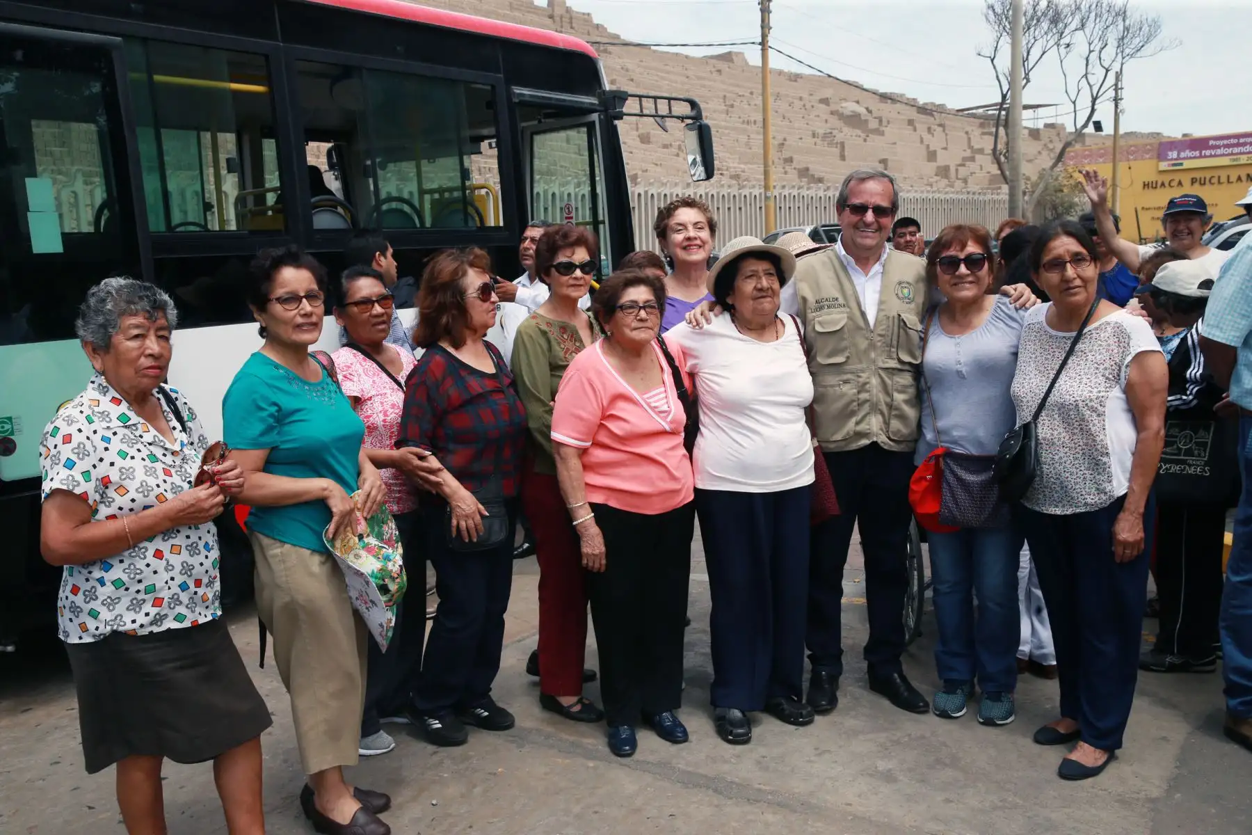 Luis Molina, alcalde de Miraflores, junto a adultos mayores beneficiarios del munibus que fue presentado hoy en dicho distrito. Foto: ANDINA/Norman Córdova