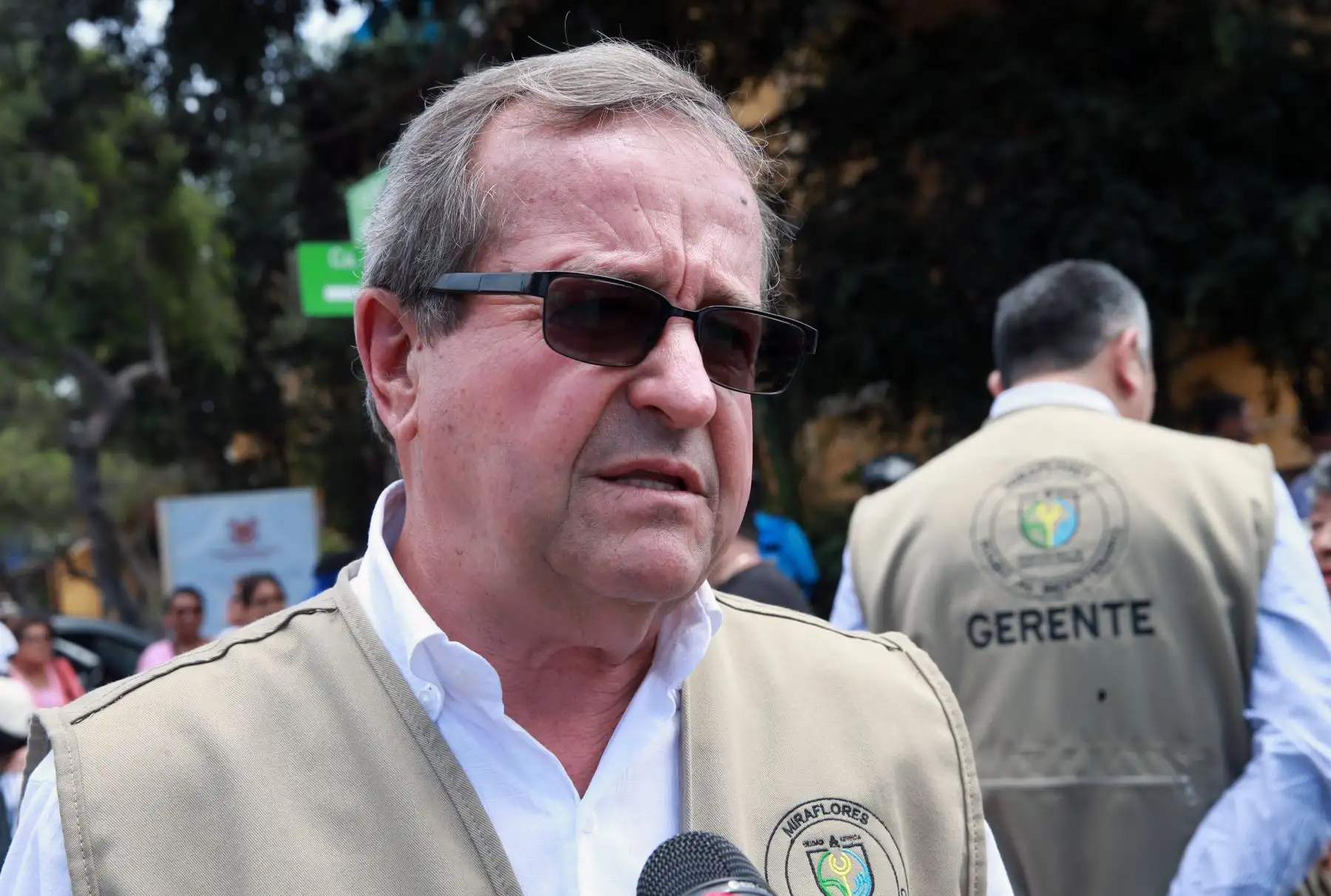 Luis Molina, alcalde de Miraflores, junto a adultos mayores beneficiarios del munibus que fue presentado hoy en dicho distrito. Foto: ANDINA/Norman Córdova