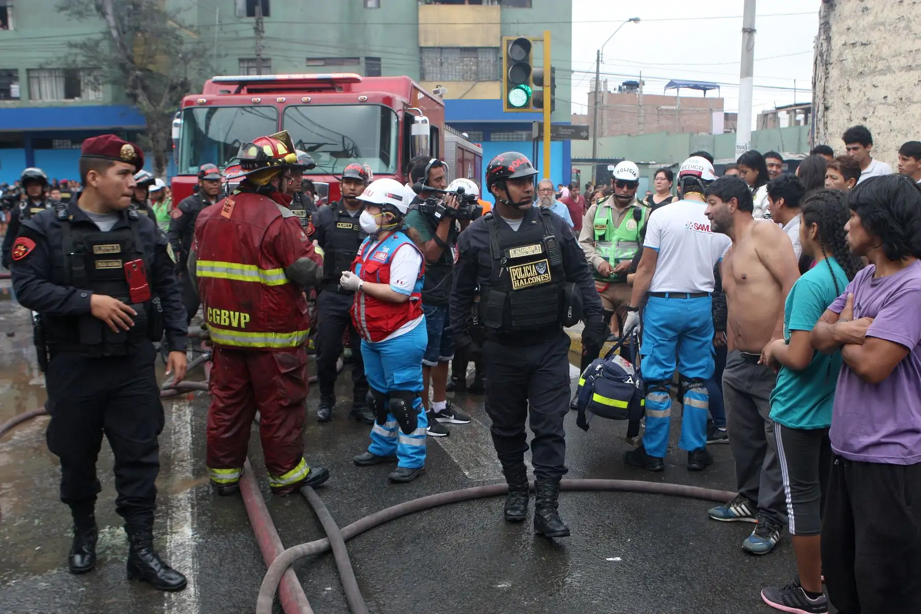 Alcalde del Rimac Pedro Rosario se hace presente en Incendio que afecto a vecinos del pasaje Villacampa esquina con la avenida Francisco Pizarro en su distrito.Foto:ANDINA/Héctor Vinces.