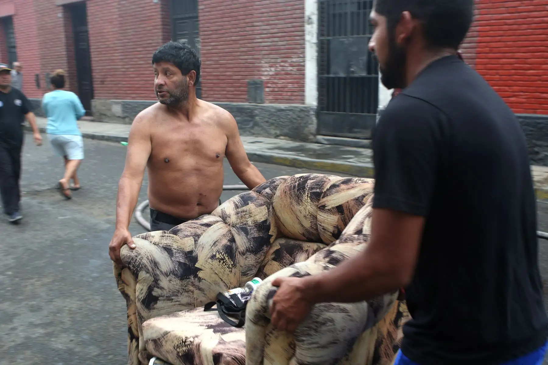 Alcalde del Rimac Pedro Rosario se hace presente en Incendio que afecto a vecinos del pasaje Villacampa esquina con la avenida Francisco Pizarro en su distrito.Foto:ANDINA/Héctor Vinces.