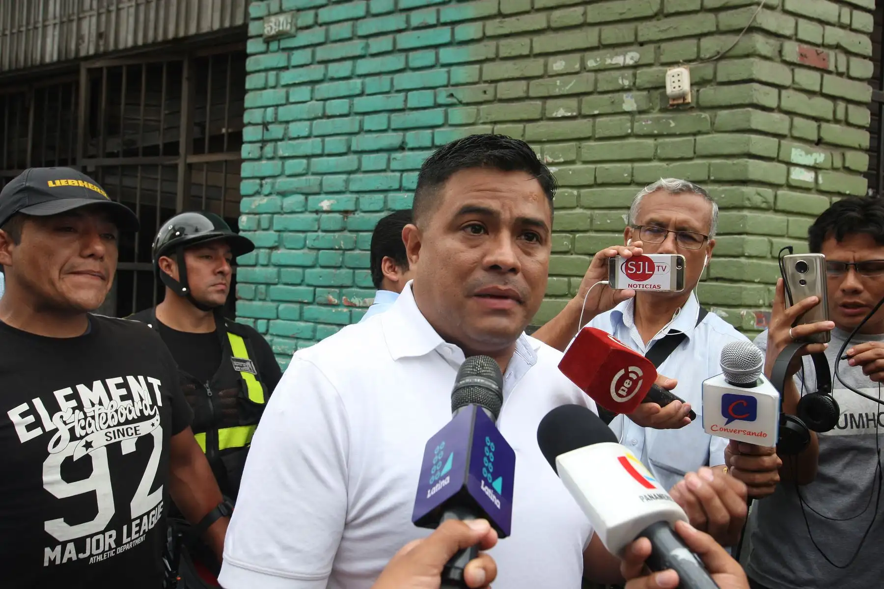 Alcalde del Rimac Pedro Rosario se hace presente en Incendio que afecto a vecinos del pasaje Villacampa esquina con la avenida Francisco Pizarro en su distrito.Foto:ANDINA/Héctor Vinces.
