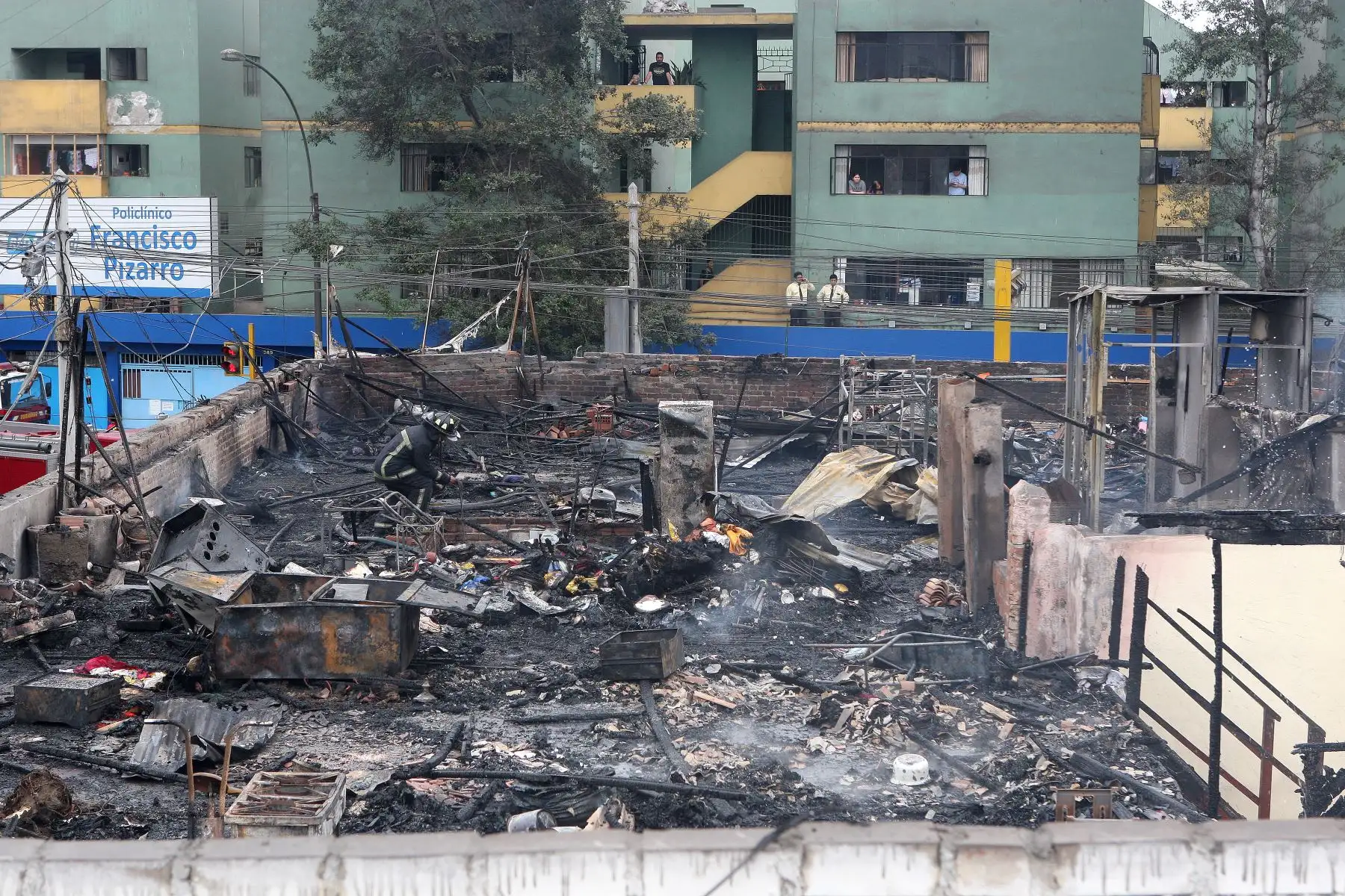 Alcalde del Rimac Pedro Rosario se hace presente en Incendio que afecto a vecinos del pasaje Villacampa esquina con la avenida Francisco Pizarro en su distrito.Foto:ANDINA/Héctor Vinces.