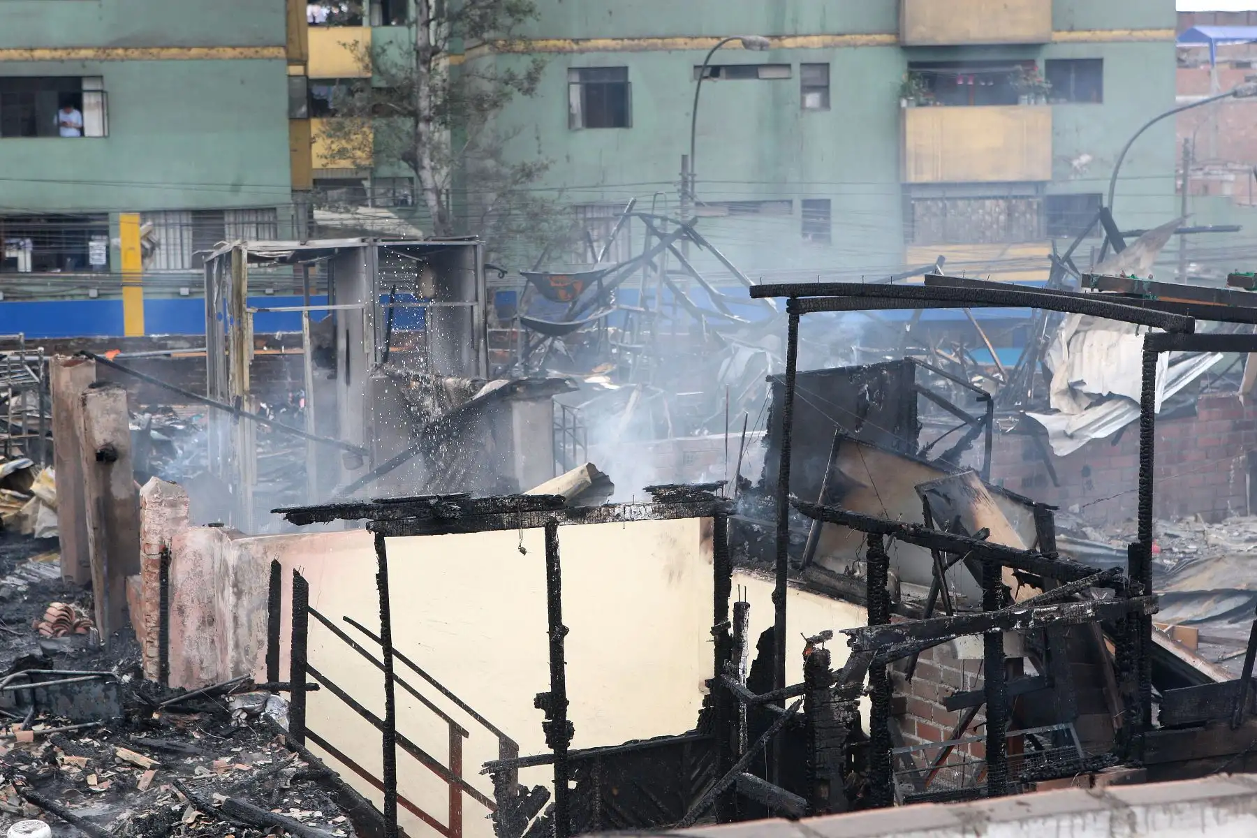 Alcalde del Rimac Pedro Rosario se hace presente en Incendio que afecto a vecinos del pasaje Villacampa esquina con la avenida Francisco Pizarro en su distrito.Foto:ANDINA/Héctor Vinces.