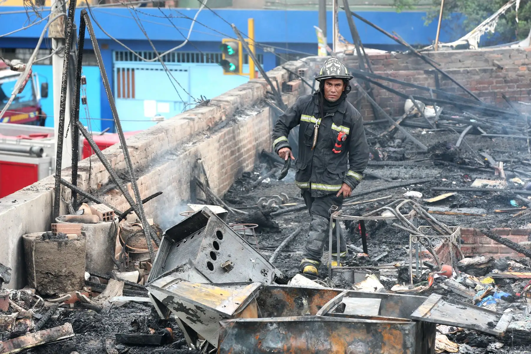 Alcalde del Rimac Pedro Rosario se hace presente en Incendio que afecto a vecinos del pasaje Villacampa esquina con la avenida Francisco Pizarro en su distrito.Foto:ANDINA/Héctor Vinces.