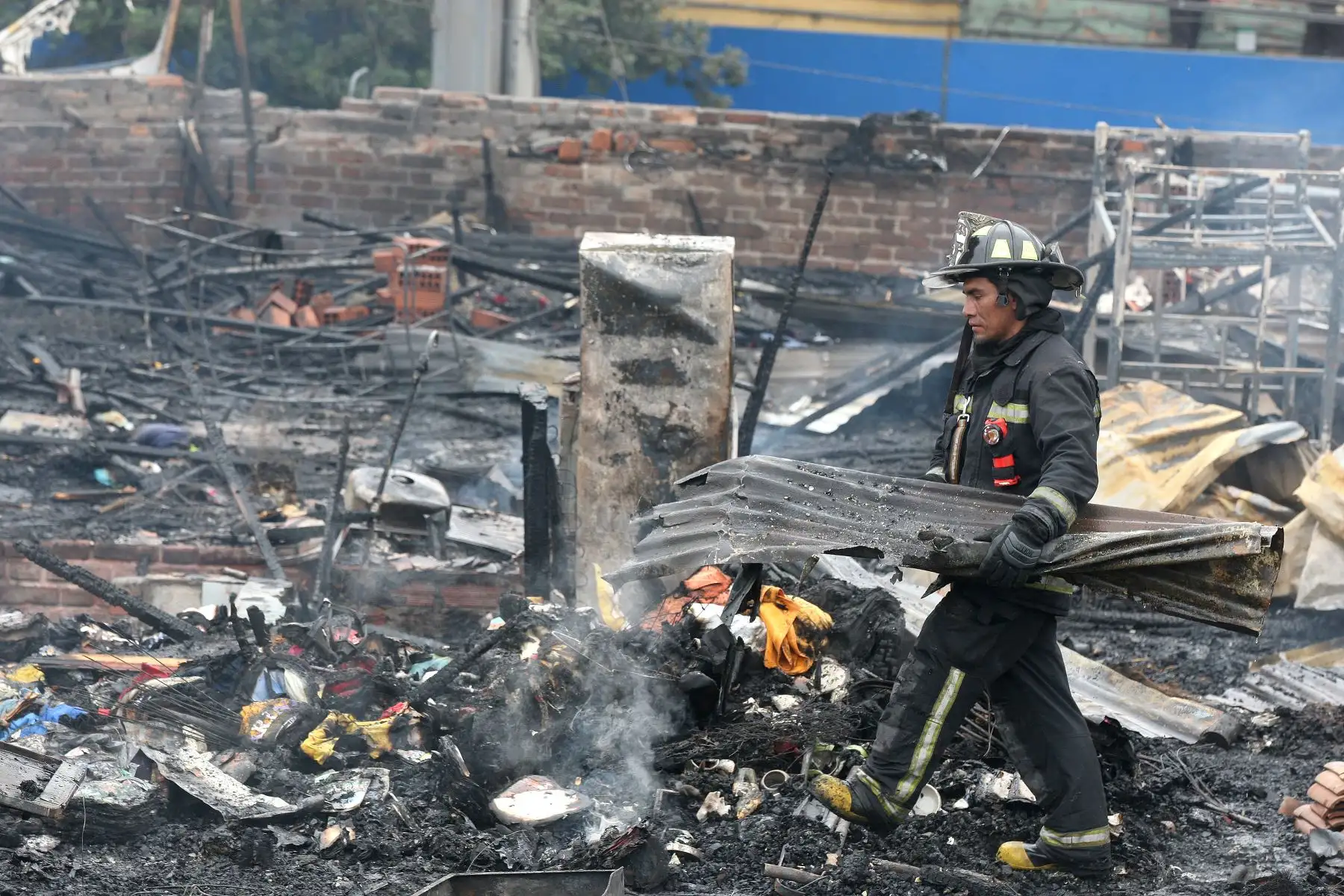 Alcalde del Rimac Pedro Rosario se hace presente en Incendio que afecto a vecinos del pasaje Villacampa esquina con la avenida Francisco Pizarro en su distrito.Foto:ANDINA/Héctor Vinces.