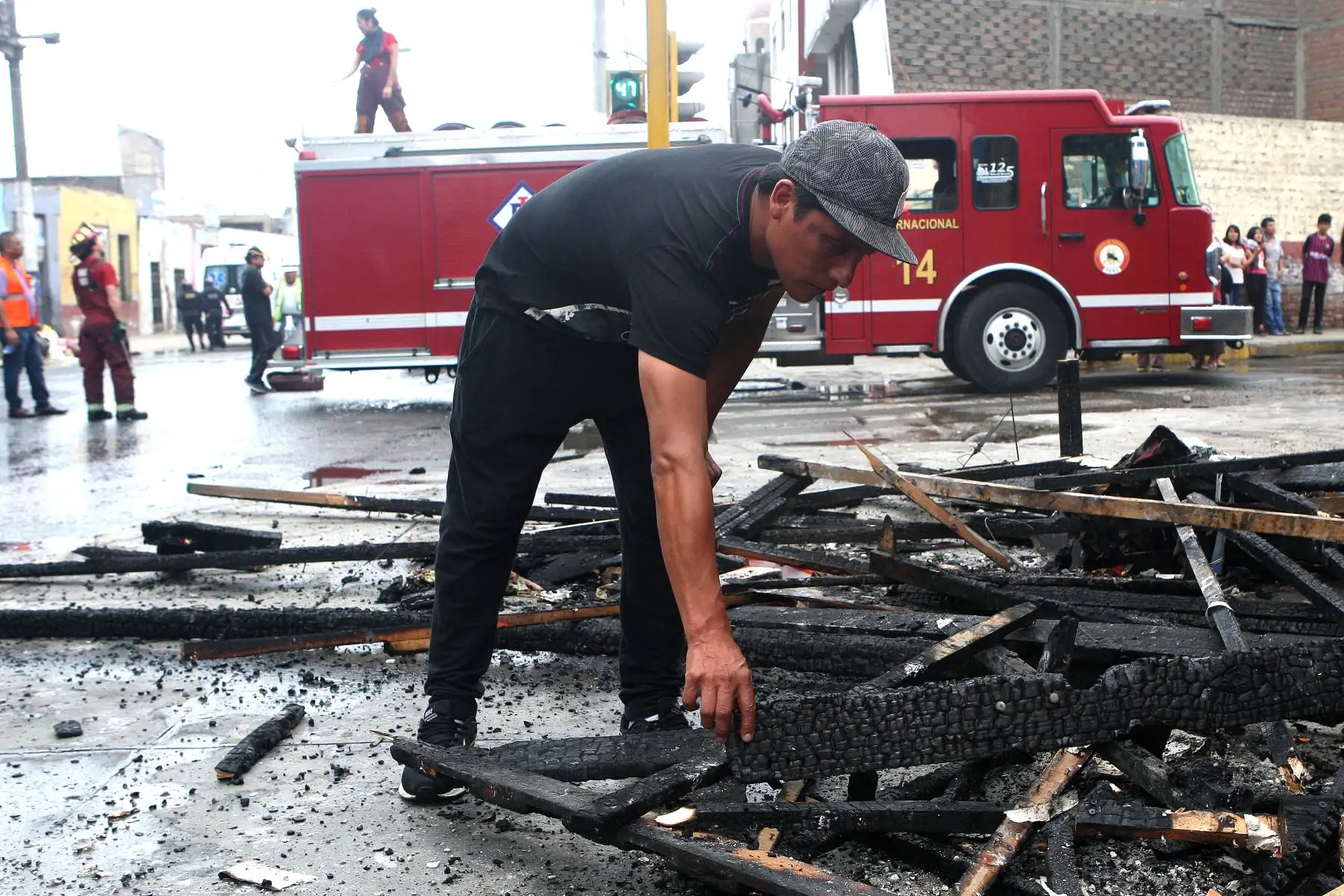 Alcalde del Rimac Pedro Rosario se hace presente en Incendio que afecto a vecinos del pasaje Villacampa esquina con la avenida Francisco Pizarro en su distrito.Foto:ANDINA/Héctor Vinces.
