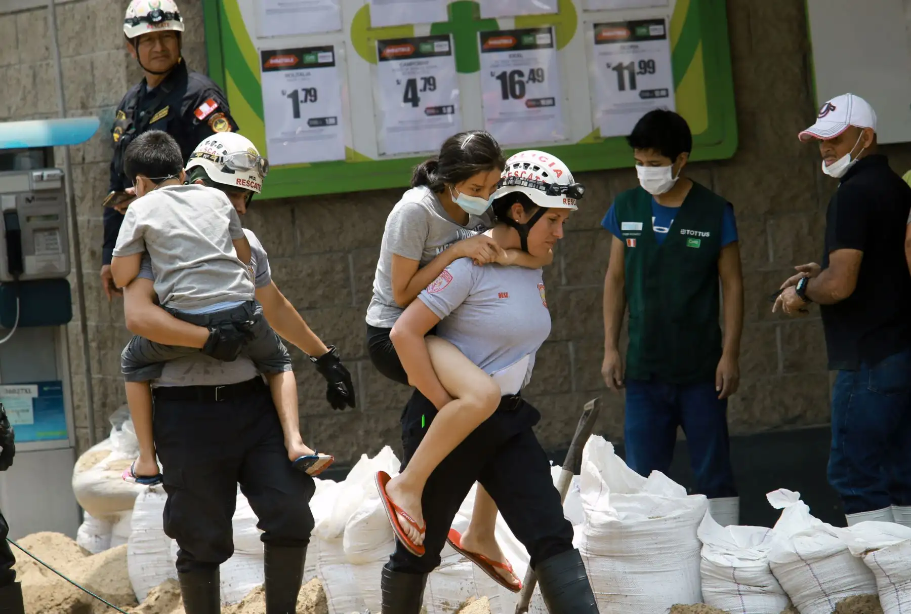 Rescate d epersonas de casas inundadas en San Juan de Lurigancho. Foto: ANDINA/Norman Córdova