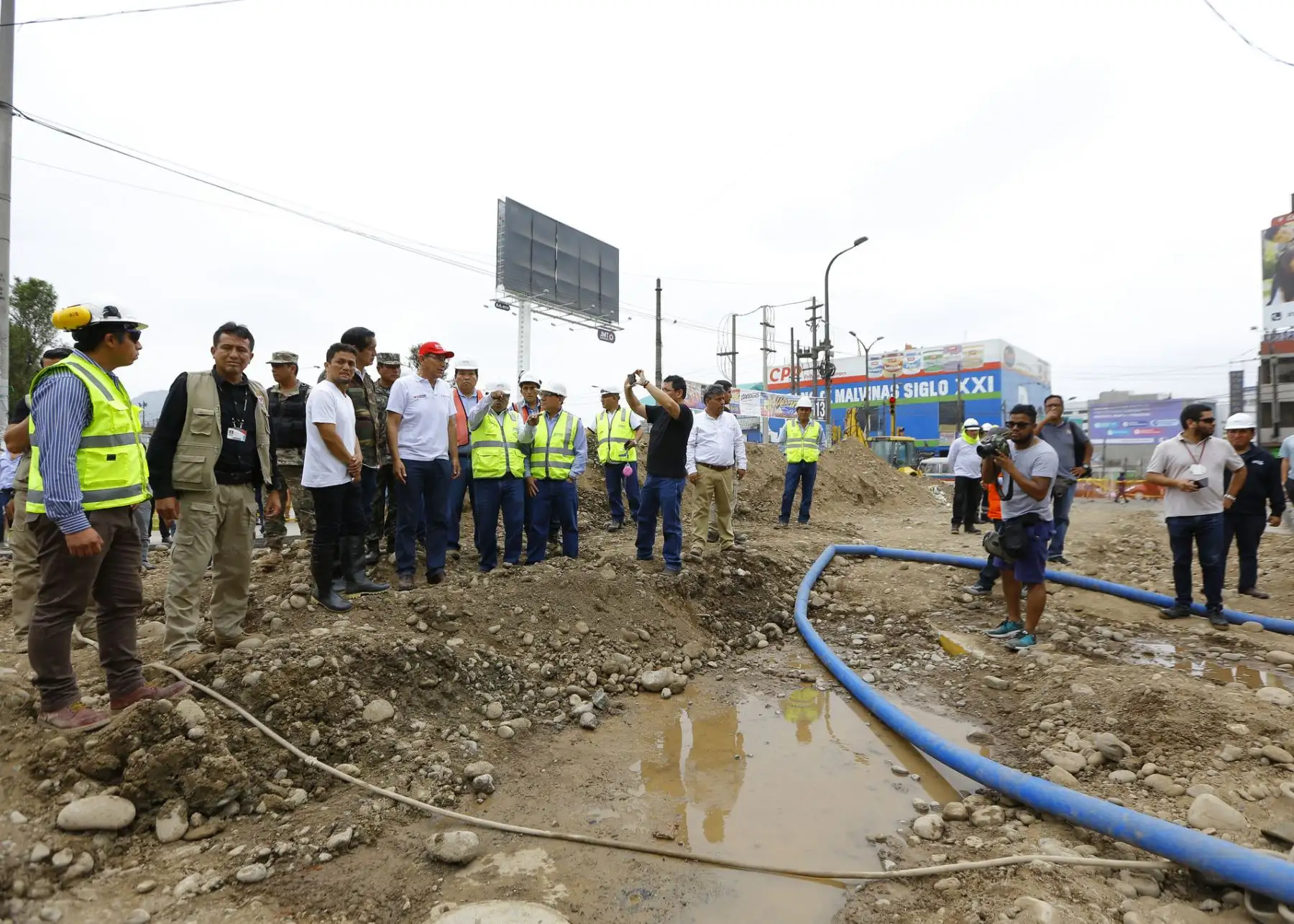 Presidente Martín Vizcarra visita zona afectada por aniego en San Juan de Lurigancho.