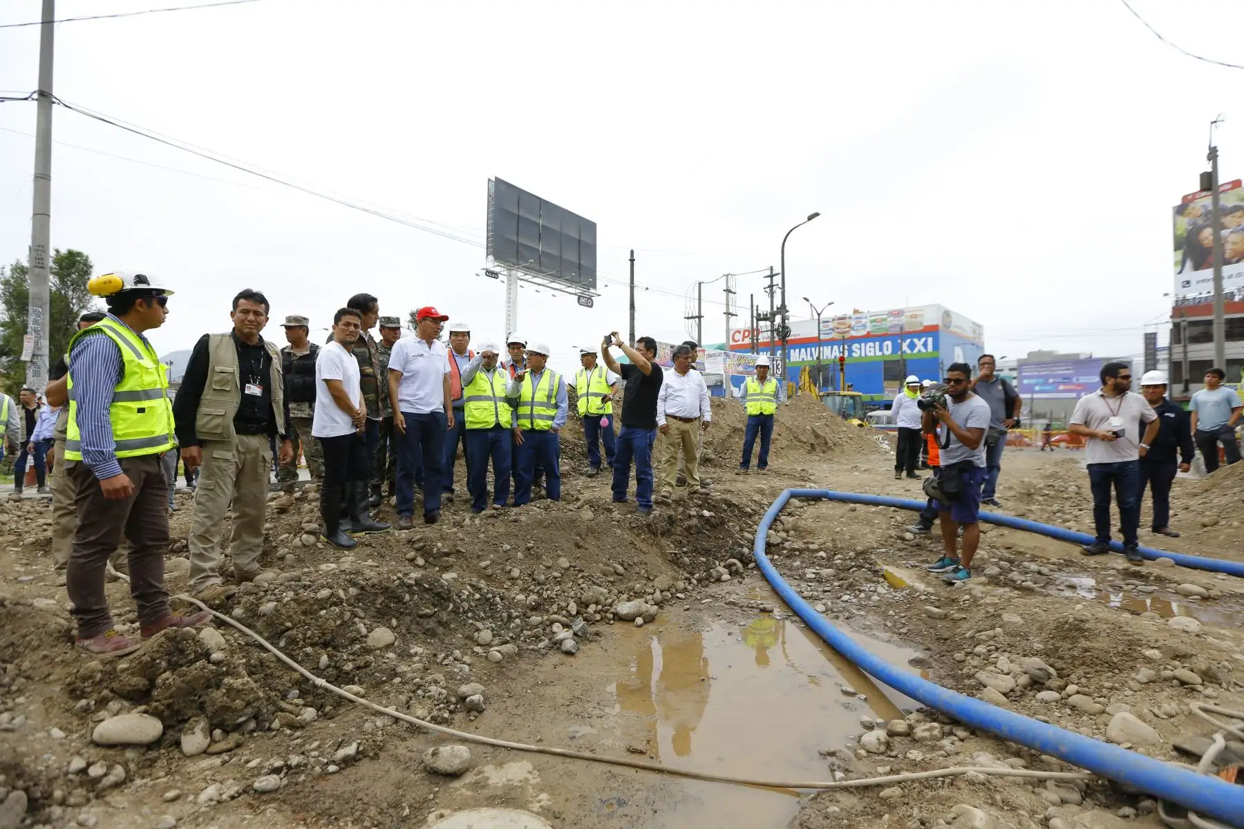 Presidente  Martìn Vizcarra inspeccionó zona afectada por aniego en San Juan de Lurigancho.Foto:ANDINA/Prensa Presidencia