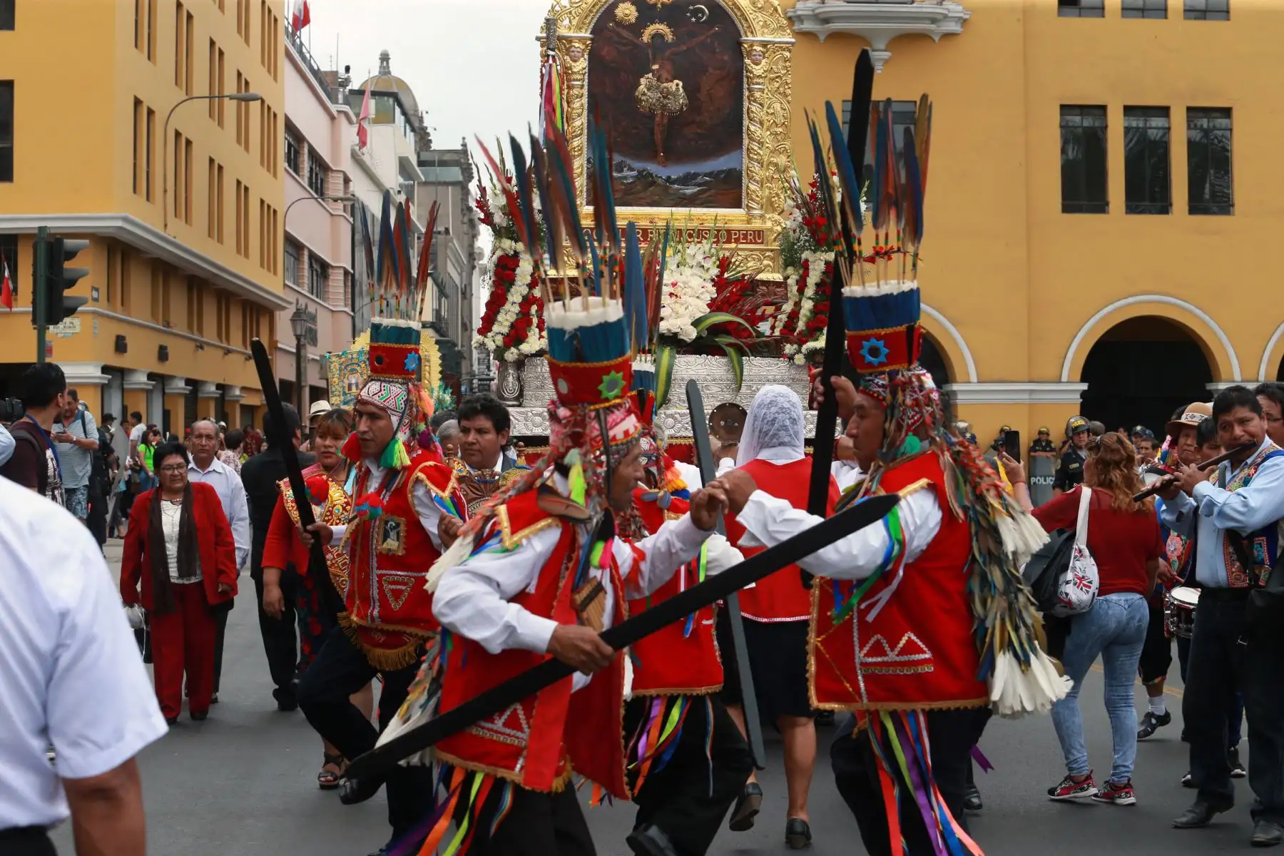Procesión de imágenes del departamento del  Cusco residente en Lima  por el aniversario  de Lima Foto: ANDINA/Norman Córdova