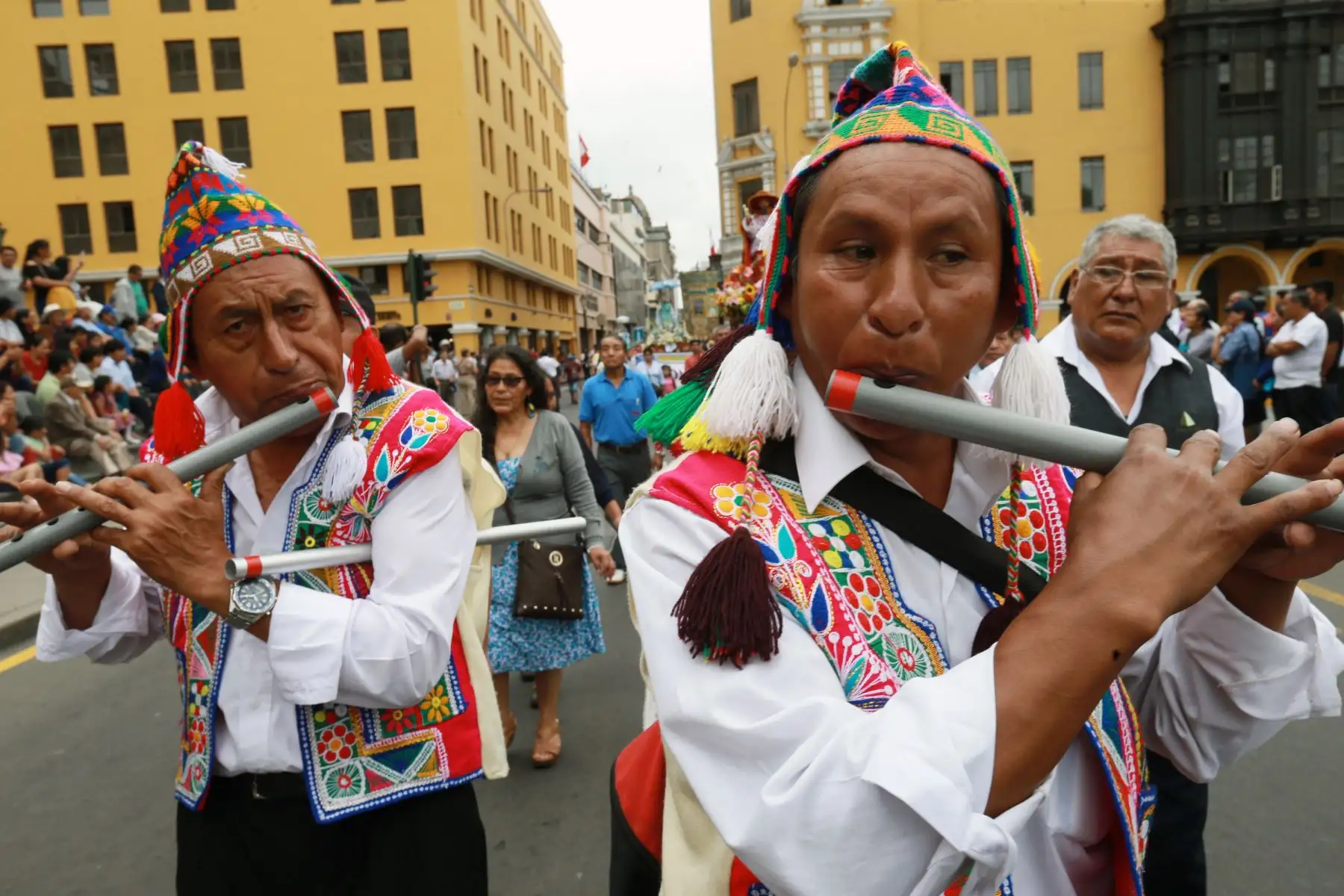 Procesión de imágenes del departamento del  Cusco residente en Lima  por el aniversario  de Lima Foto: ANDINA/Norman Córdova