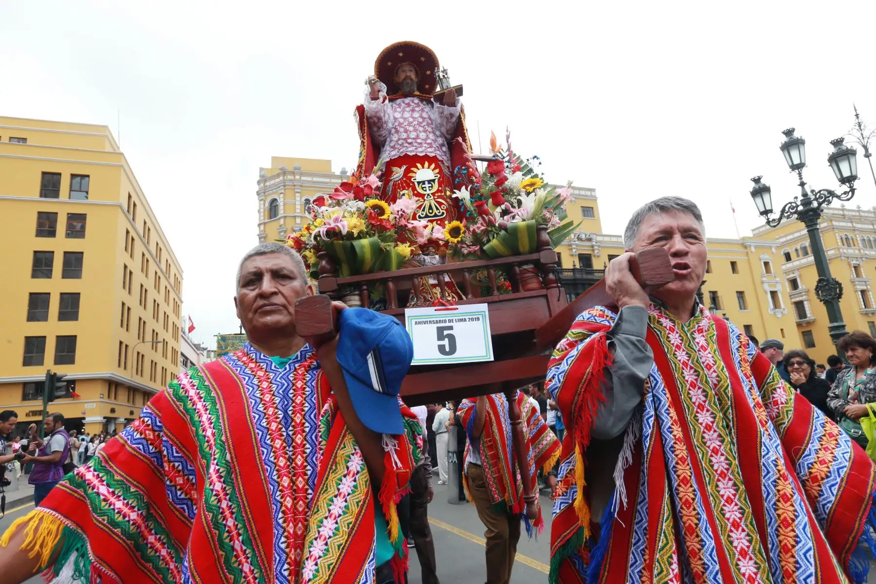 Procesión de imágenes del departamento del  Cusco residente en Lima  por el aniversario  de Lima Foto: ANDINA/Norman Córdova