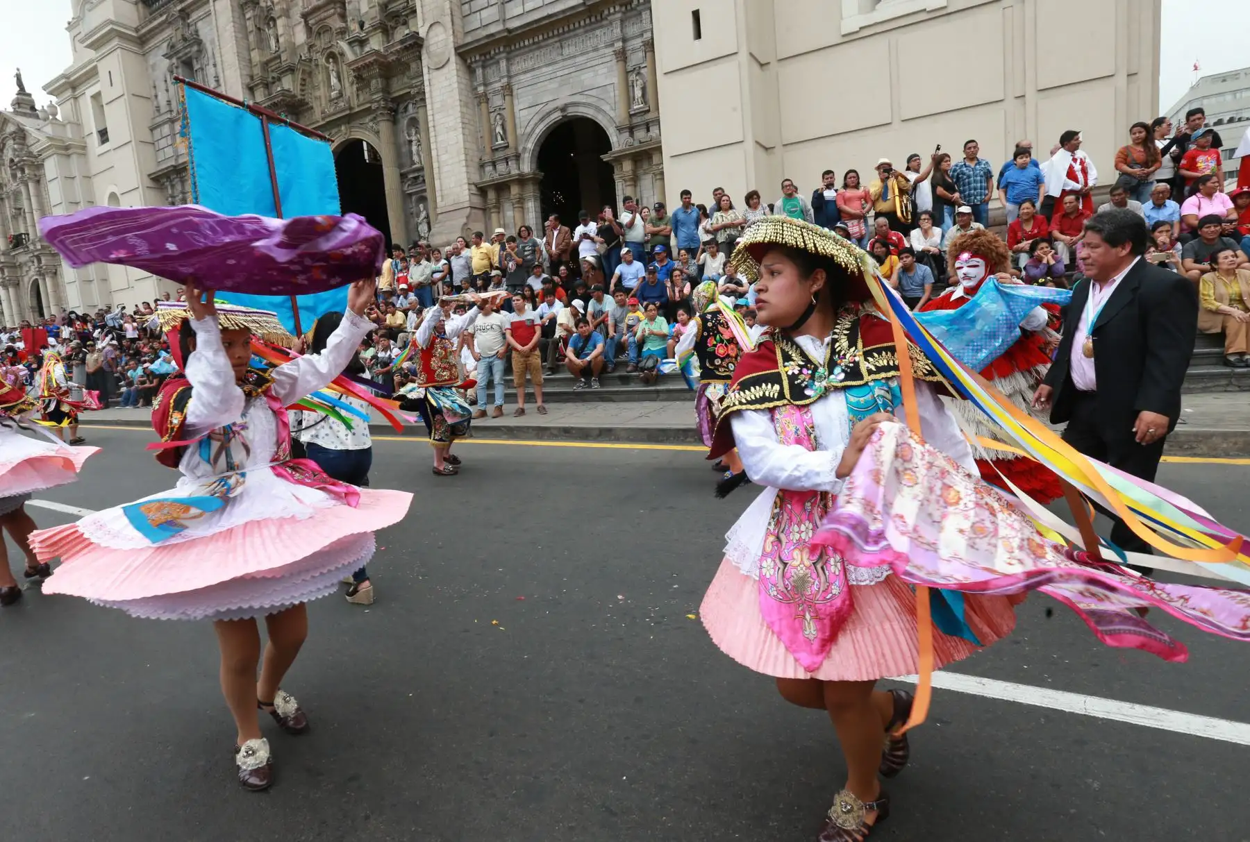Procesión de imágenes del departamento del  Cusco residente en Lima  por el aniversario  de Lima Foto: ANDINA/Norman Córdova