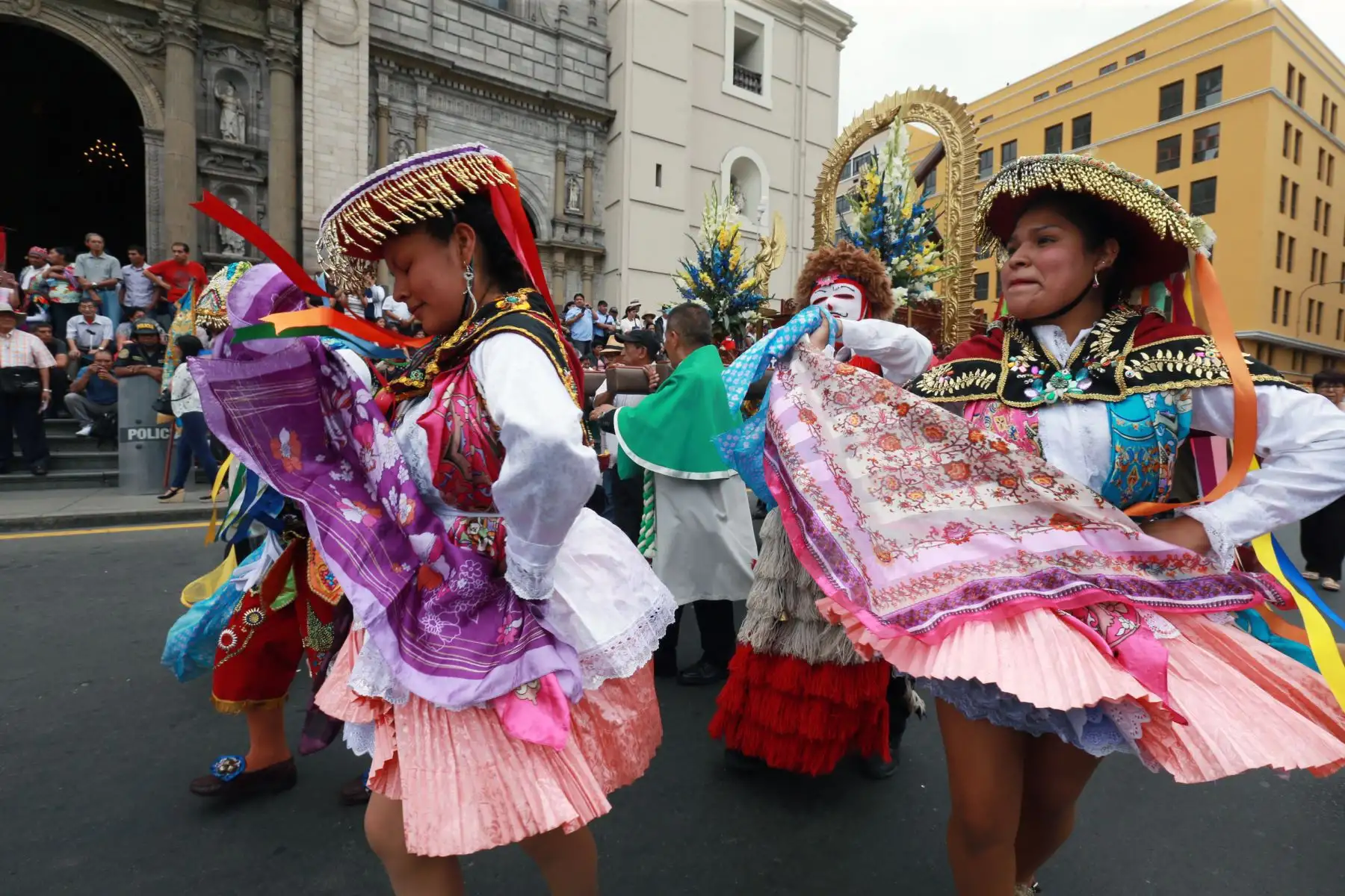 Procesión de imágenes del departamento del  Cusco residente en Lima  por el aniversario  de Lima Foto: ANDINA/Norman Córdova