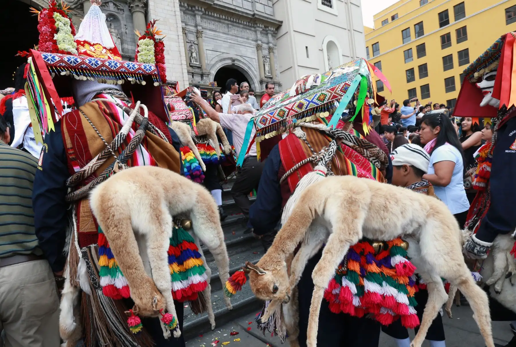 Procesión de imágenes del departamento del  Cusco residente en Lima  por el aniversario  de Lima Foto: ANDINA/Norman Córdova