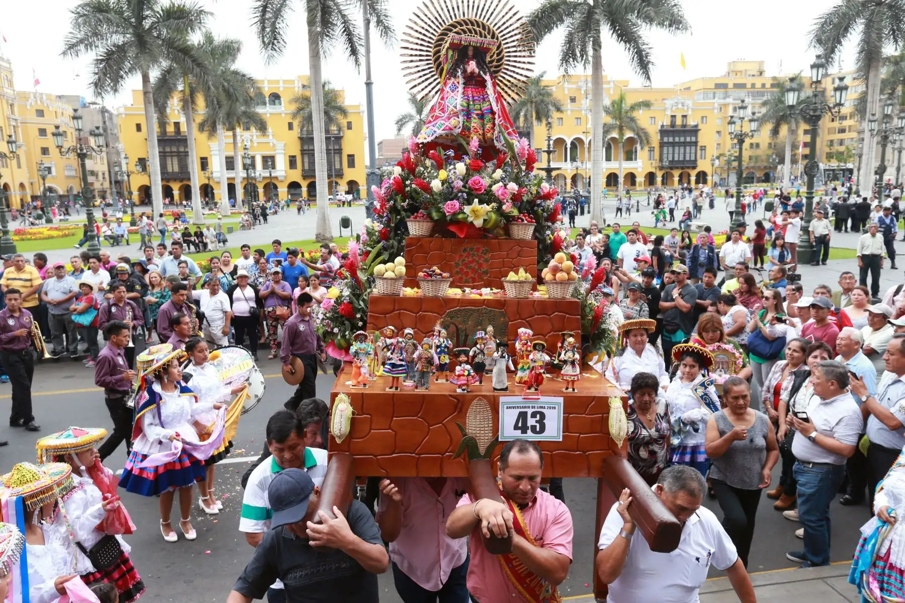Procesión de imágenes del departamento del  Cusco residente en Lima  por el aniversario  de Lima Foto: ANDINA/Norman Córdova