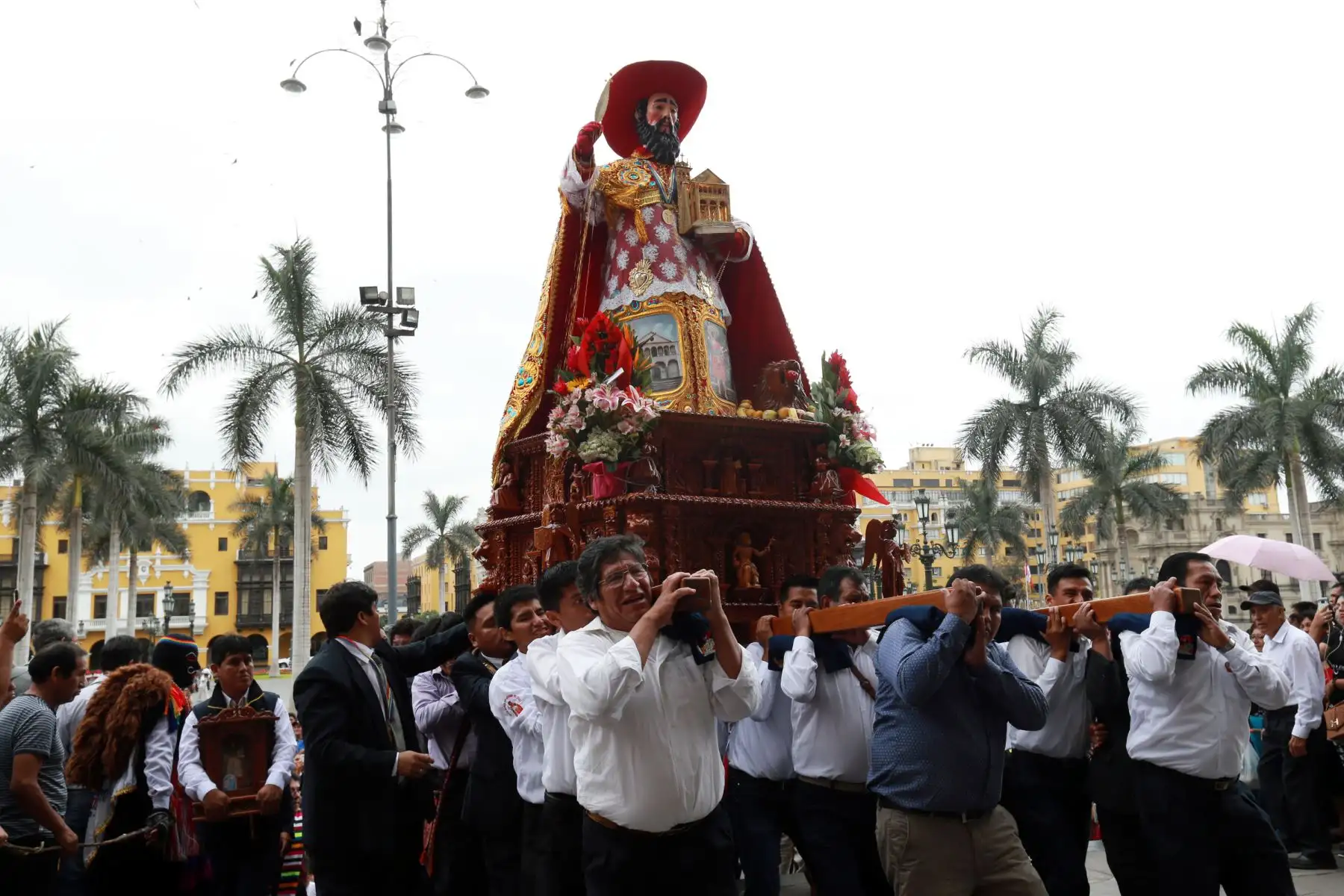 Procesión de imágenes del departamento del  Cusco residente en Lima  por el aniversario  de Lima Foto: ANDINA/Norman Córdova
