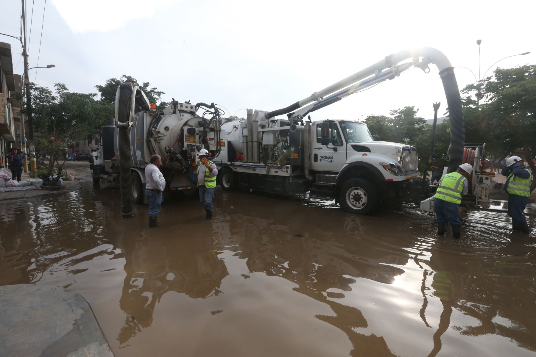 Trabajo de extracción de agua en zona afectada de San Juan de Lurigancho. Foto: ANDINA/Vidal Tarqui