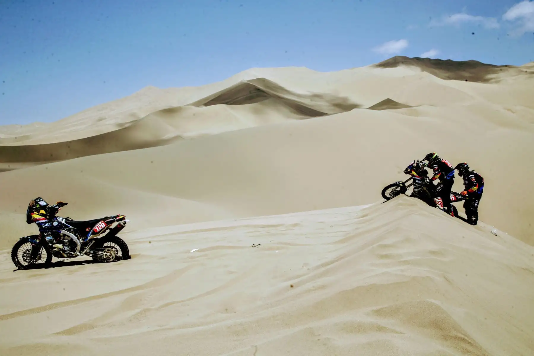 Asi se ayudaron los pilotos en las duras dunas de Tanaka. Foto: ANDINA/Luis Iparraguirre