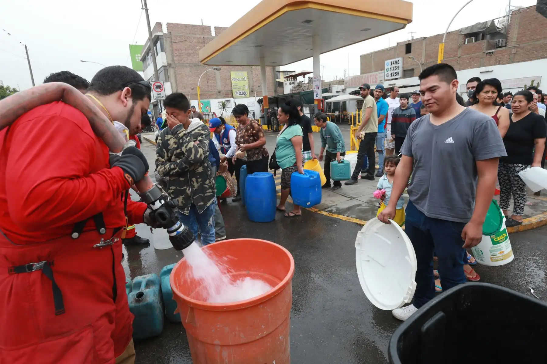 Vecinos de San Juan de Lurigancho afectados por el aniego de aguas servidas tendrán agua potable entre hoy y mañana. ANDINA/Norman Córdova