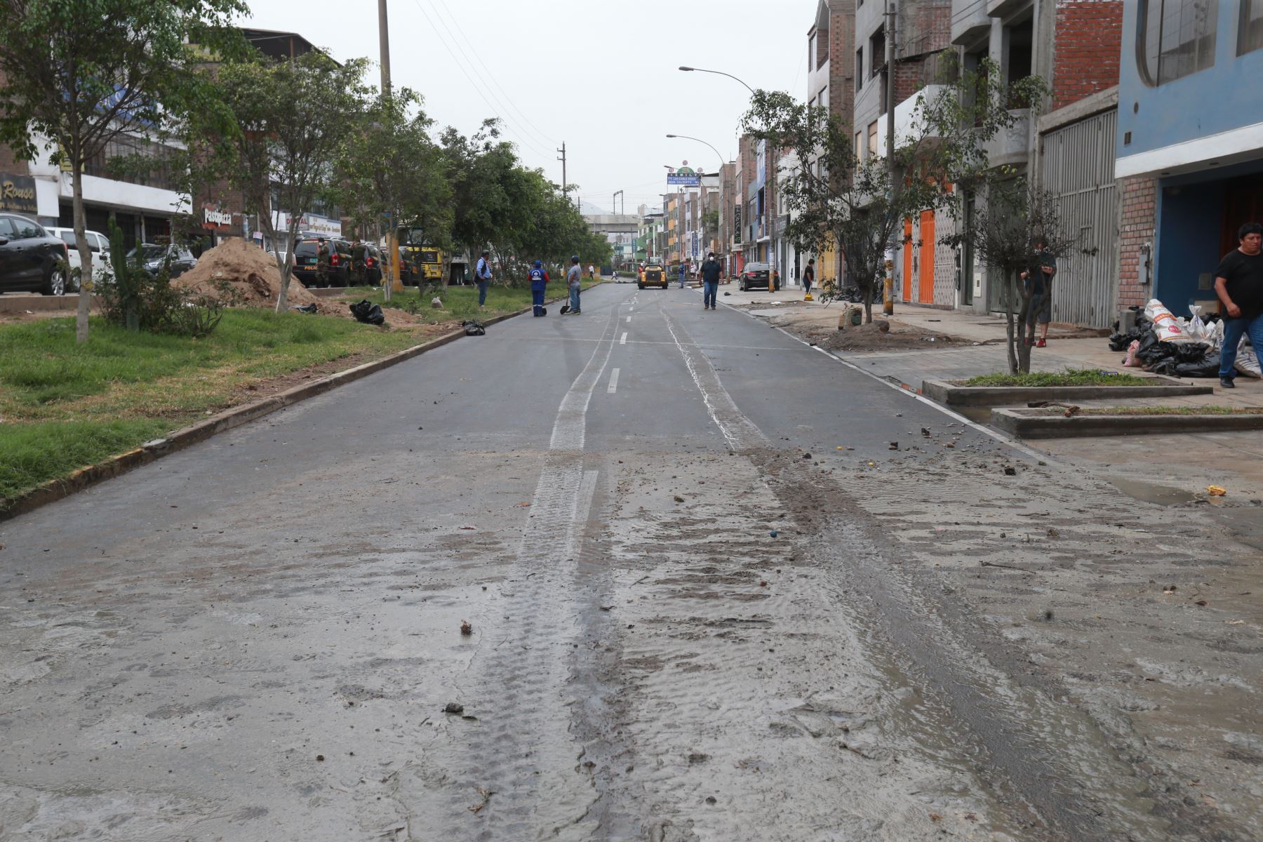 Algunas de las calles de la urbanización Los Jardines ya lucen sin el agua servida. Foto: ANDINA/Norman Córdova