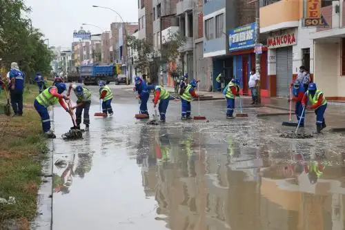 El agua servida aún sigue empozada en un sector de San Juan de Lurigancho. Foto: ANDINA/Norman Córdova