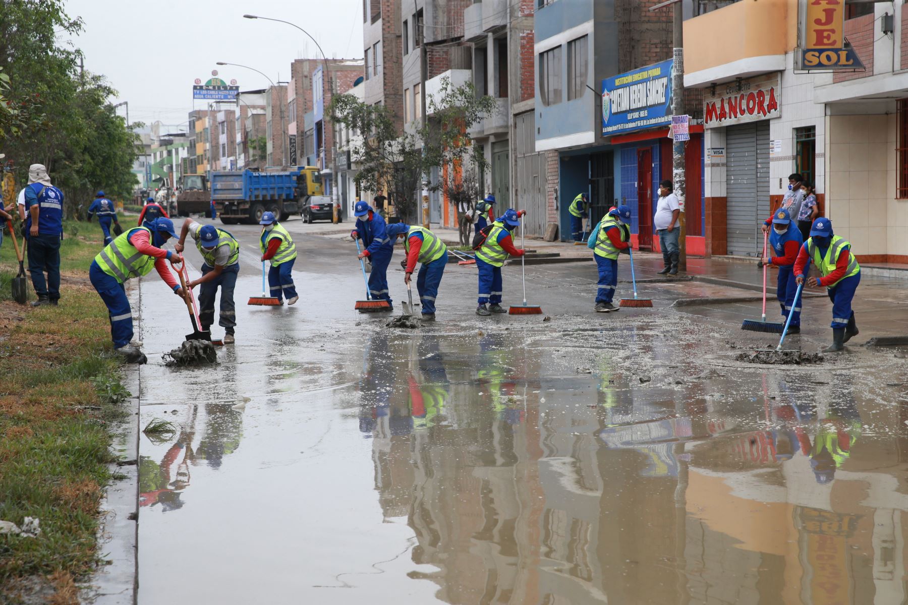 El agua servida aún sigue empozada en un sector de San Juan de Lurigancho. Foto: ANDINA/Norman Córdova