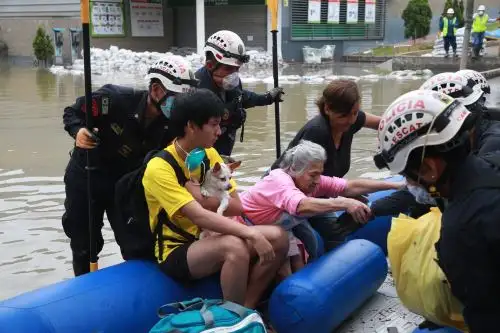 En la Calle Los Tusílagos se concentra labores de evacuación de aguas servidas en SJL. ANDINA/Norman Córdova