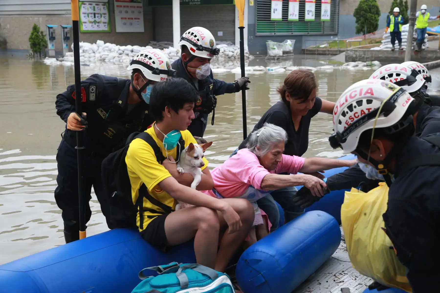En la Calle Los Tusílagos se concentra labores de evacuación de aguas servidas en SJL. ANDINA/Norman Córdova