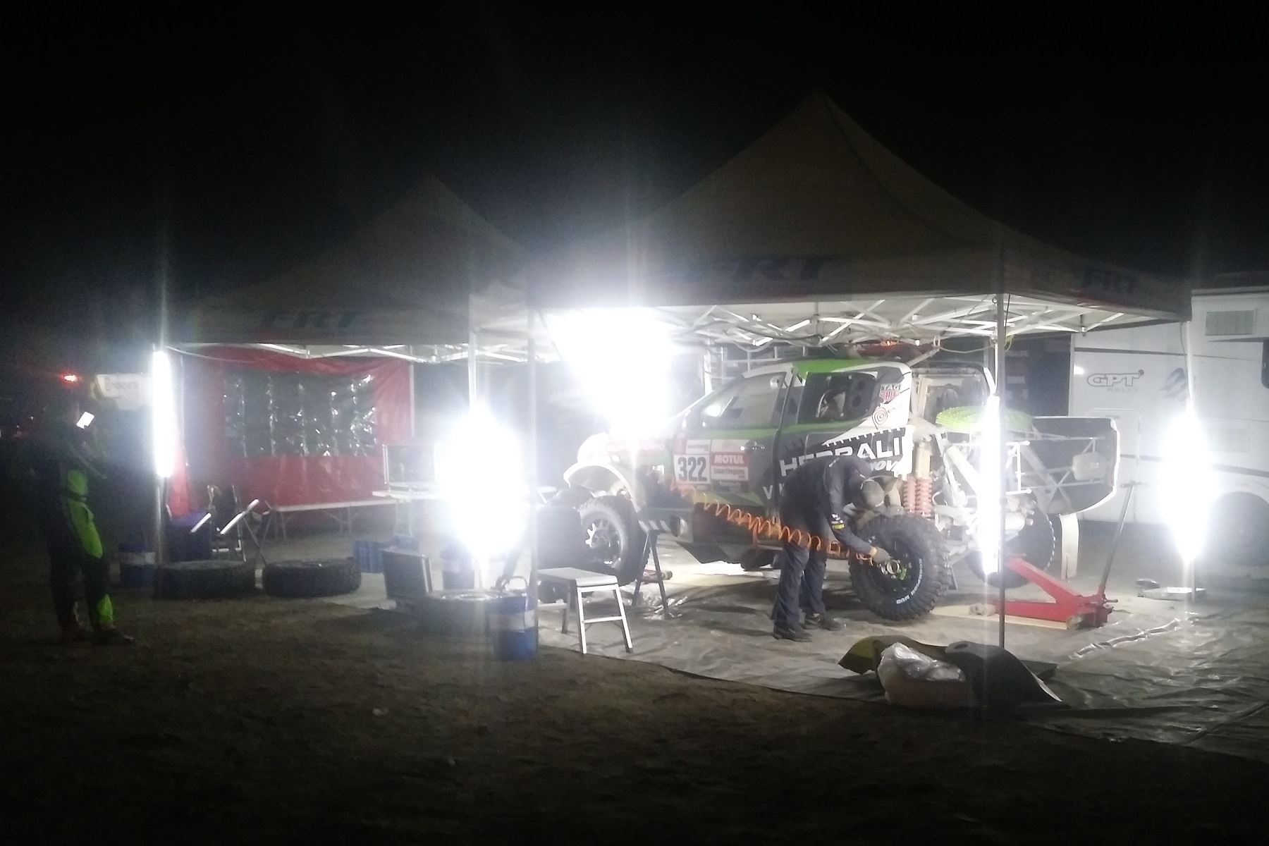 Mecánicos trabajan de noche en el auto de Nicolás Fuchs. Foto: Juan Carlos Cruzado/Andina.