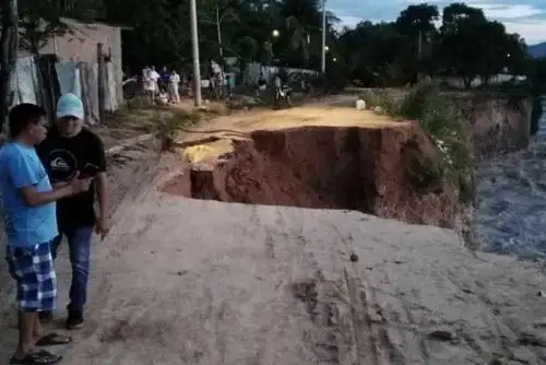 Las intensas lluvias que cayeron en los últimos días en la provincia Mariscal Cáceres, al sur de la región San Martín, destruyeron carreteras vecinales que dejaron aisladas a ocho comunidades donde se produce en gran cantidad el cacao. Los pobladores claman ayuda para poder salvar su producción.
