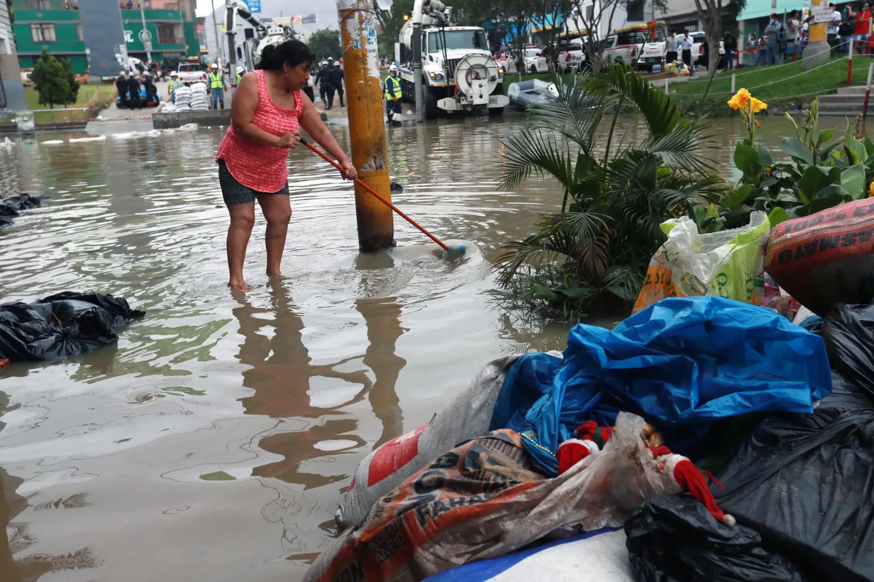 En la Calle Los Tusílagos se concentra labores de evacuación de aguas servidas en SJL. Foto: ANDINA/Norman Córdova