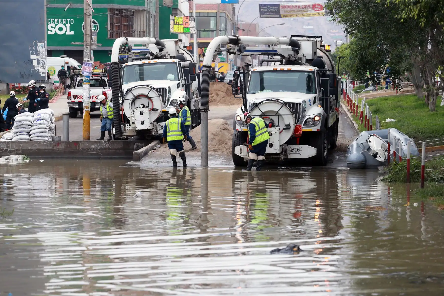 En la Calle Los Tusílagos se concentra labores de evacuación de aguas servidas en SJL. Foto: ANDINA/Norman Córdova
