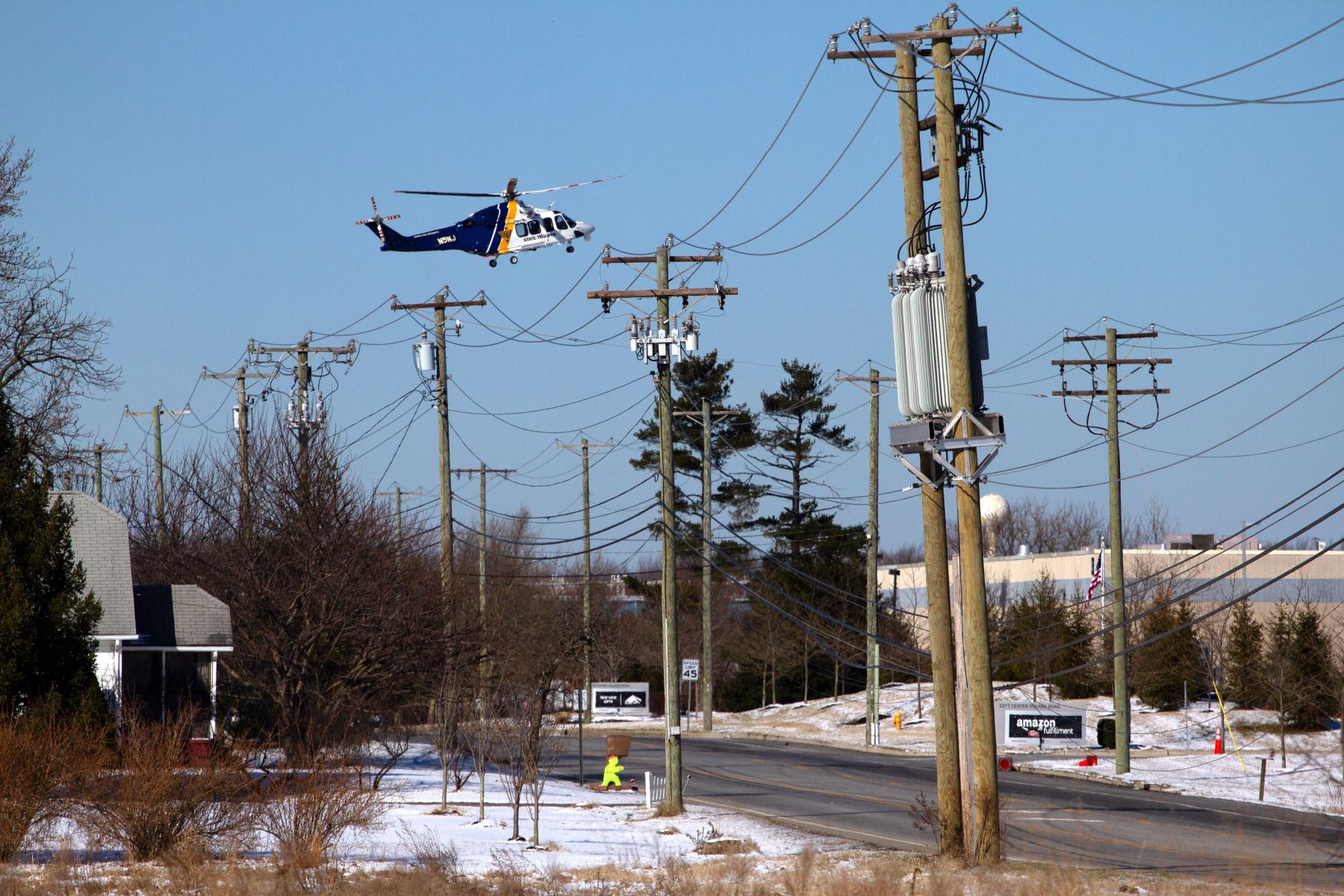 Un helicóptero de la policía vuela sobre una oficina de la empresa UPS en Nueva Jersey (Estados Unidos), hoy, 14 de enero de 2019 Foto: EFE