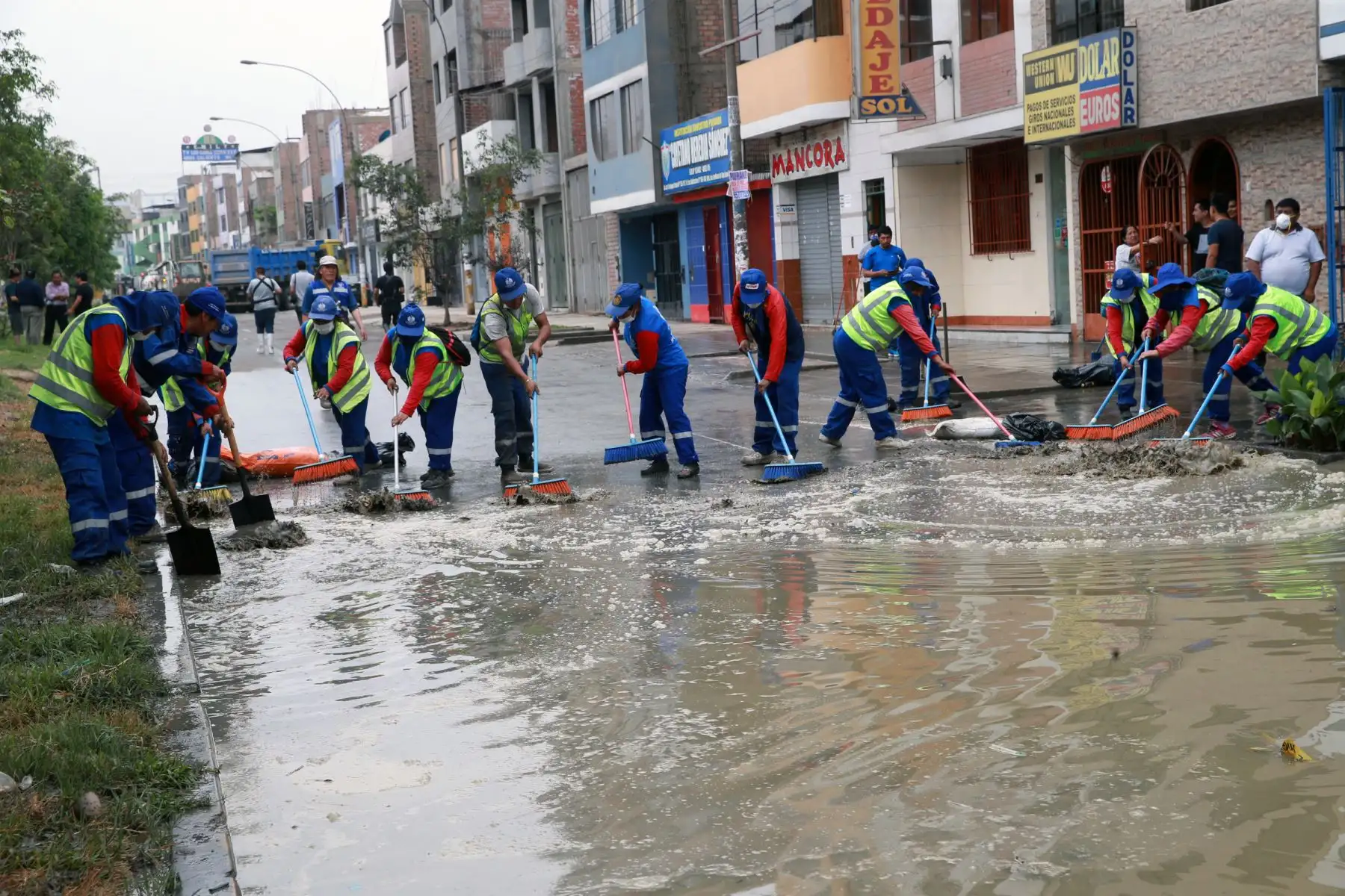 En la Calle Los Tusílagos se concentra labores de evacuación de aguas servidas en SJL. Foto: ANDINA/Norman Córdova